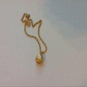 Vintage Avon Gold Clam Shell Locket Necklace